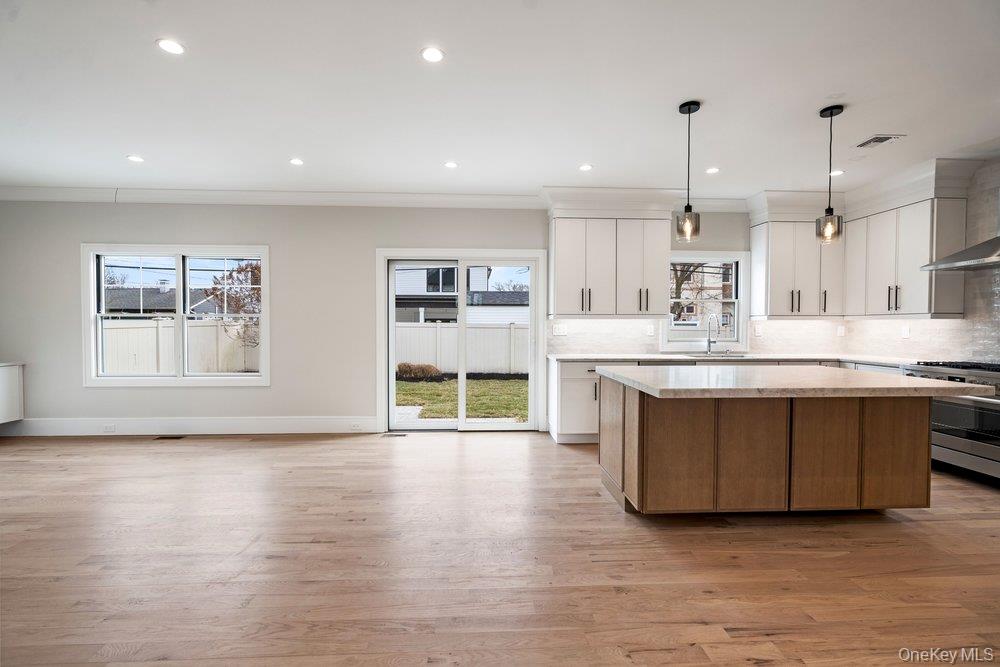 #8 photo, 35 Main Parkway, Plainview , NY 11803