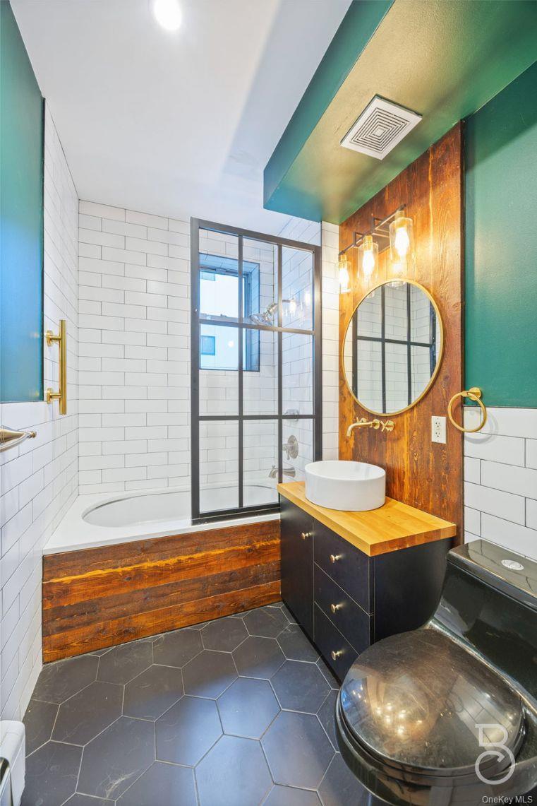 #12 photo, 25-25 Newtown Avenue, Astoria , NY 11102