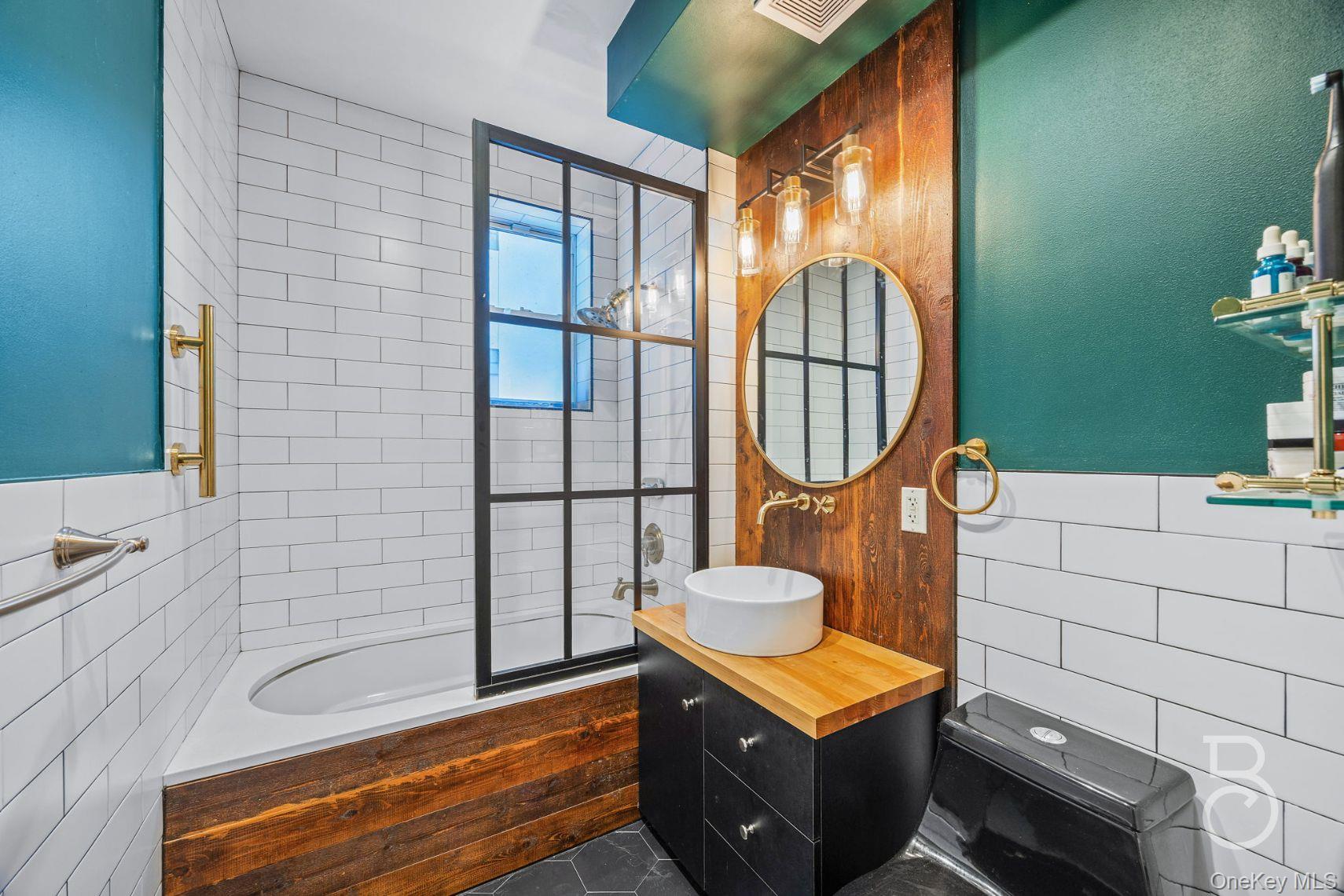 #13 photo, 25-25 Newtown Avenue, Astoria , NY 11102