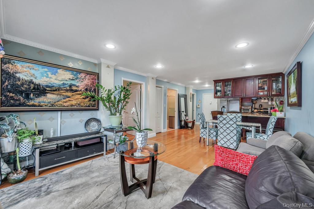 #13 photo, 69-07 43rd Avenue, Куинс ‖ Woodside , NY 11377