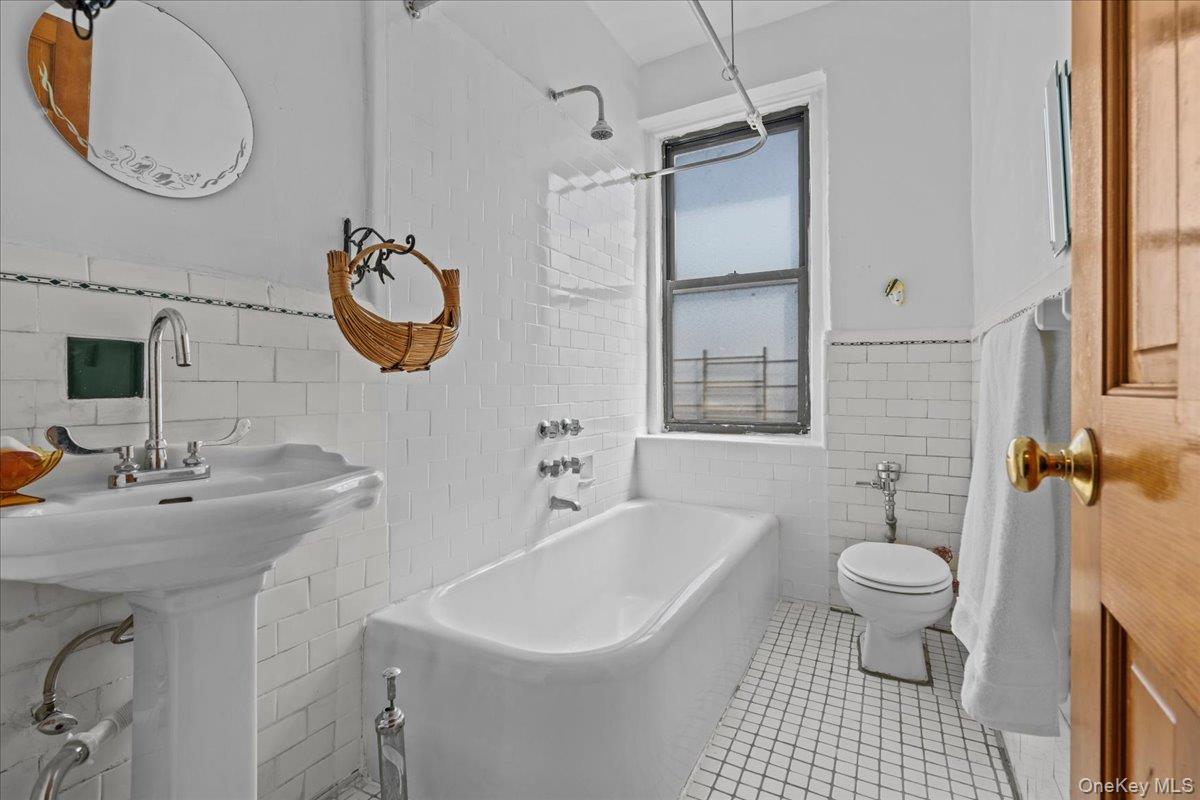 #8 photo, 3398 Wayne Avenue, Bronx , NY 10467