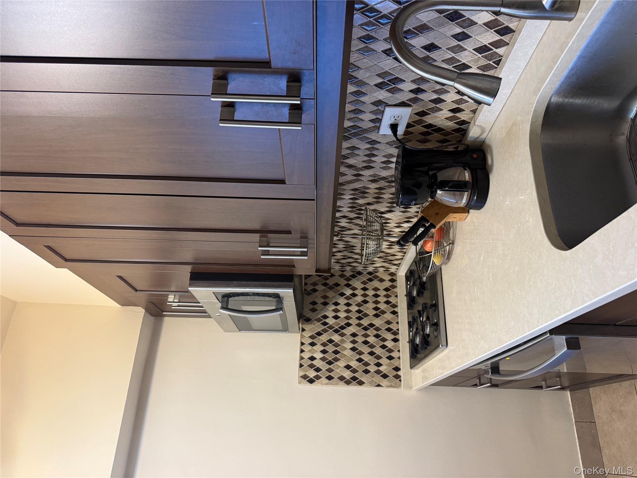 #13 photo, 61-20 Grand Central Parkway, קווינס Forest Hills , NY 11375