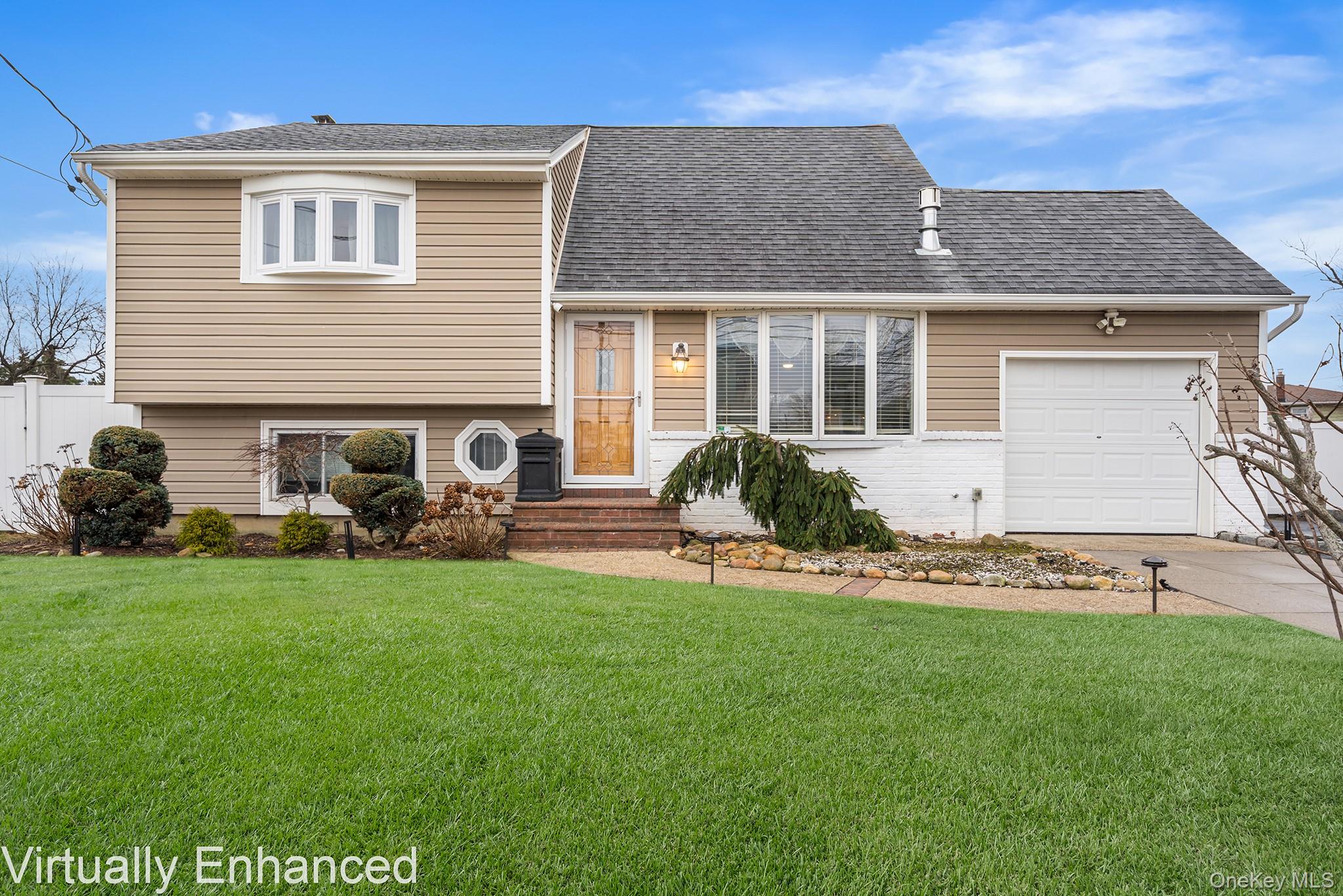 #1 photo, 79 Roosevelt Avenue, מחוז נסאו Massapequa , NY 11758