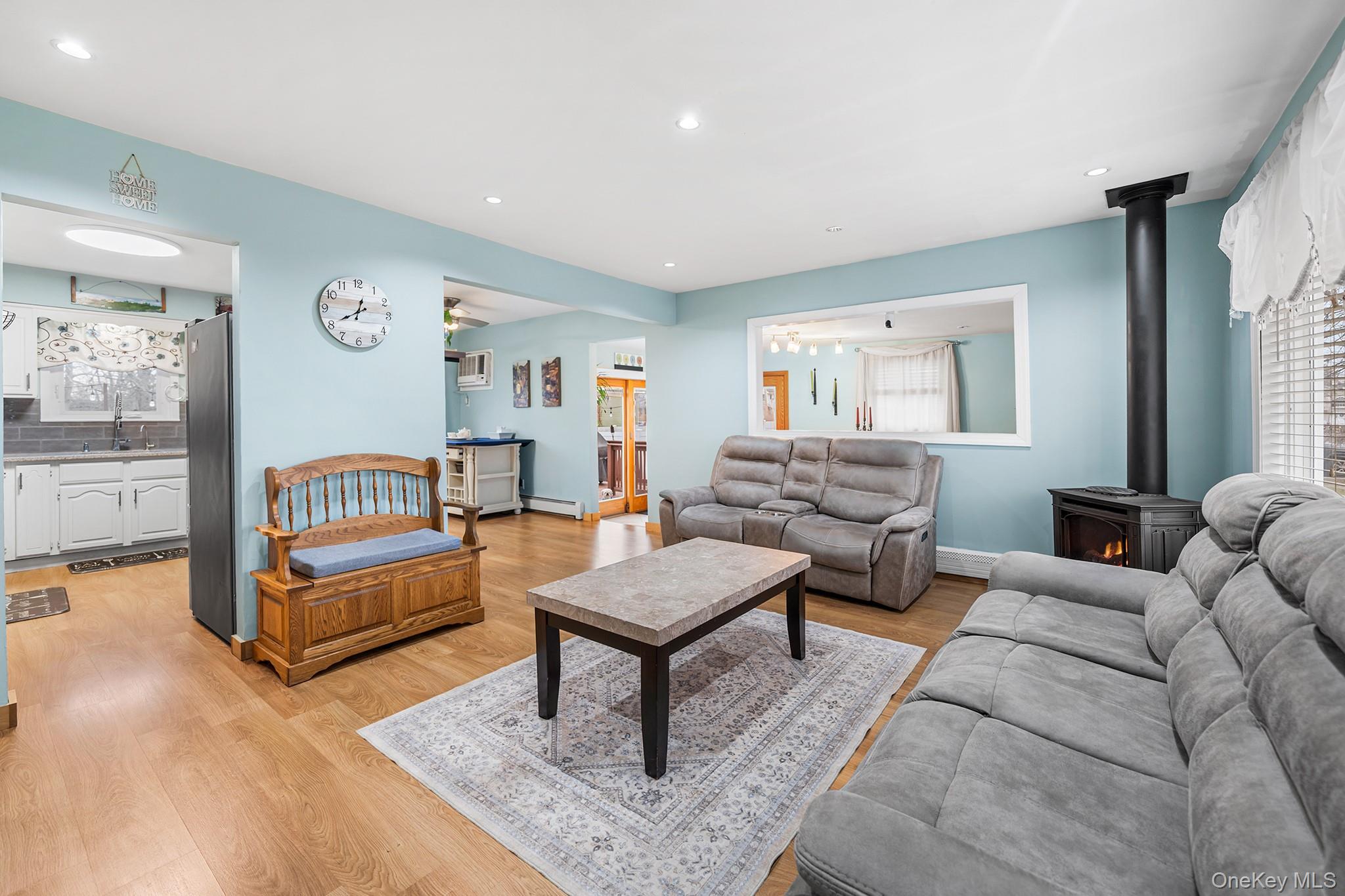 #4 photo, 79 Roosevelt Avenue, מחוז נסאו Massapequa , NY 11758