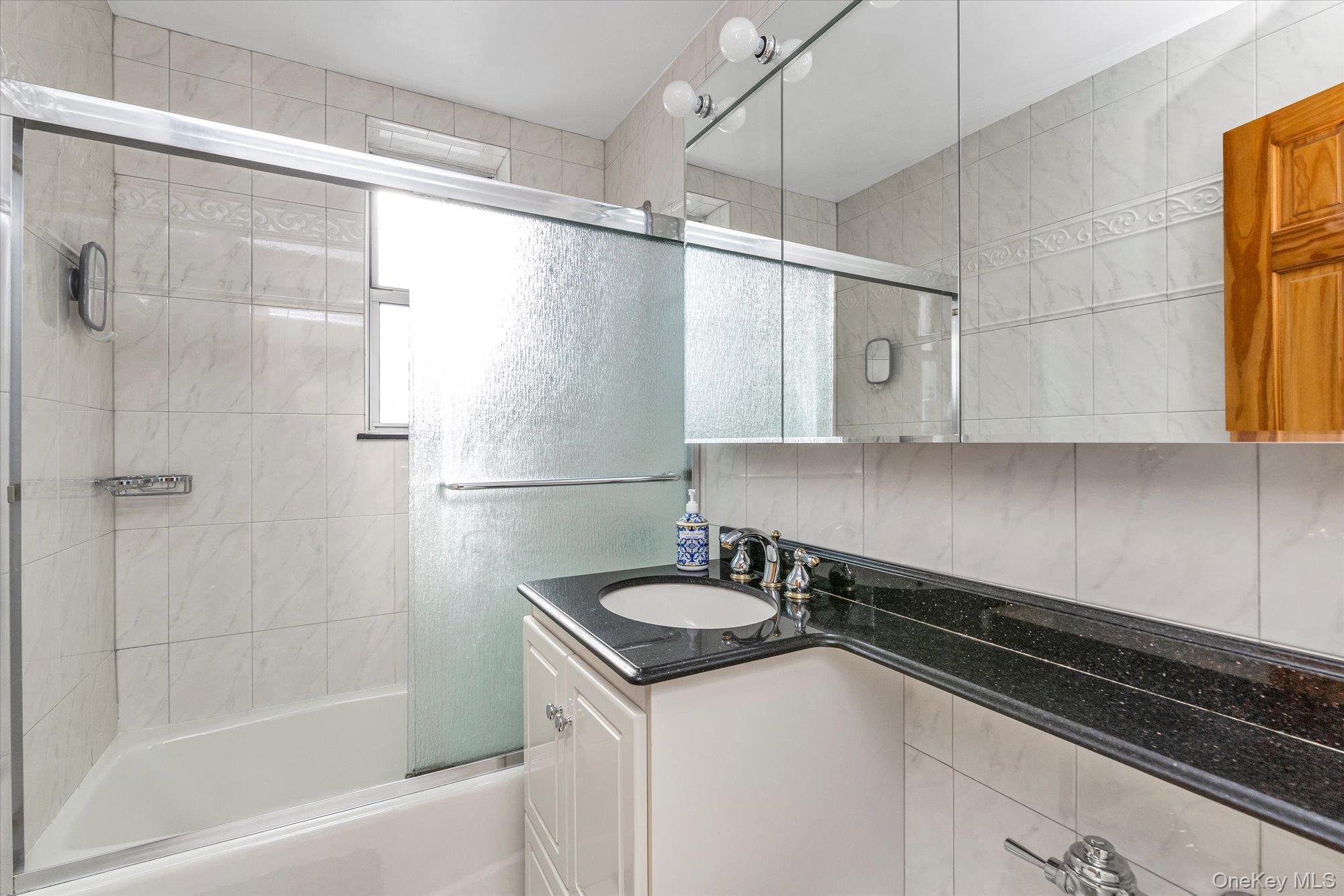 #13 photo, 67-12 Yellowstone Boulevard, קווינס Forest Hills , NY 11375