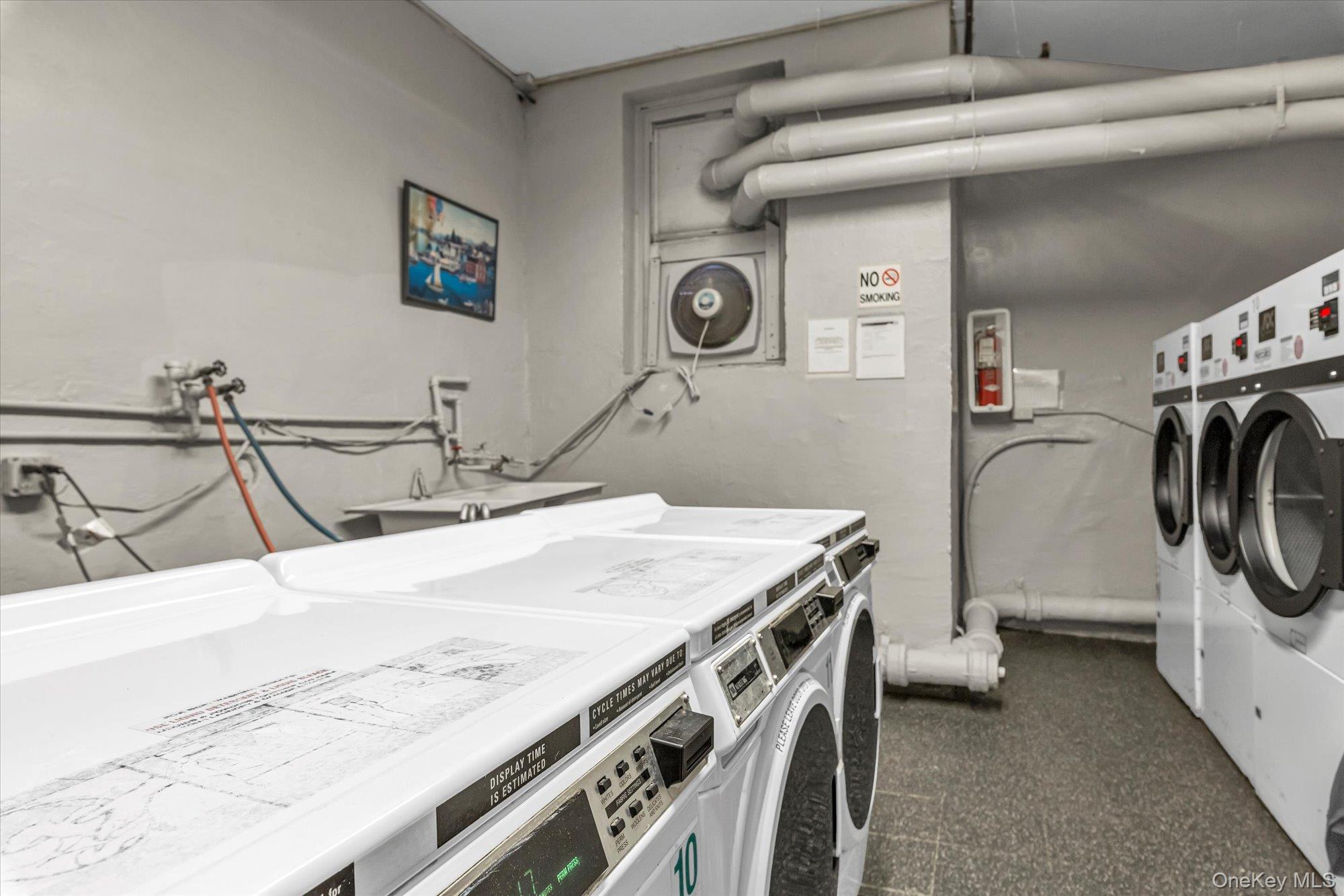 #15 photo, 67-12 Yellowstone Boulevard, קווינס Forest Hills , NY 11375