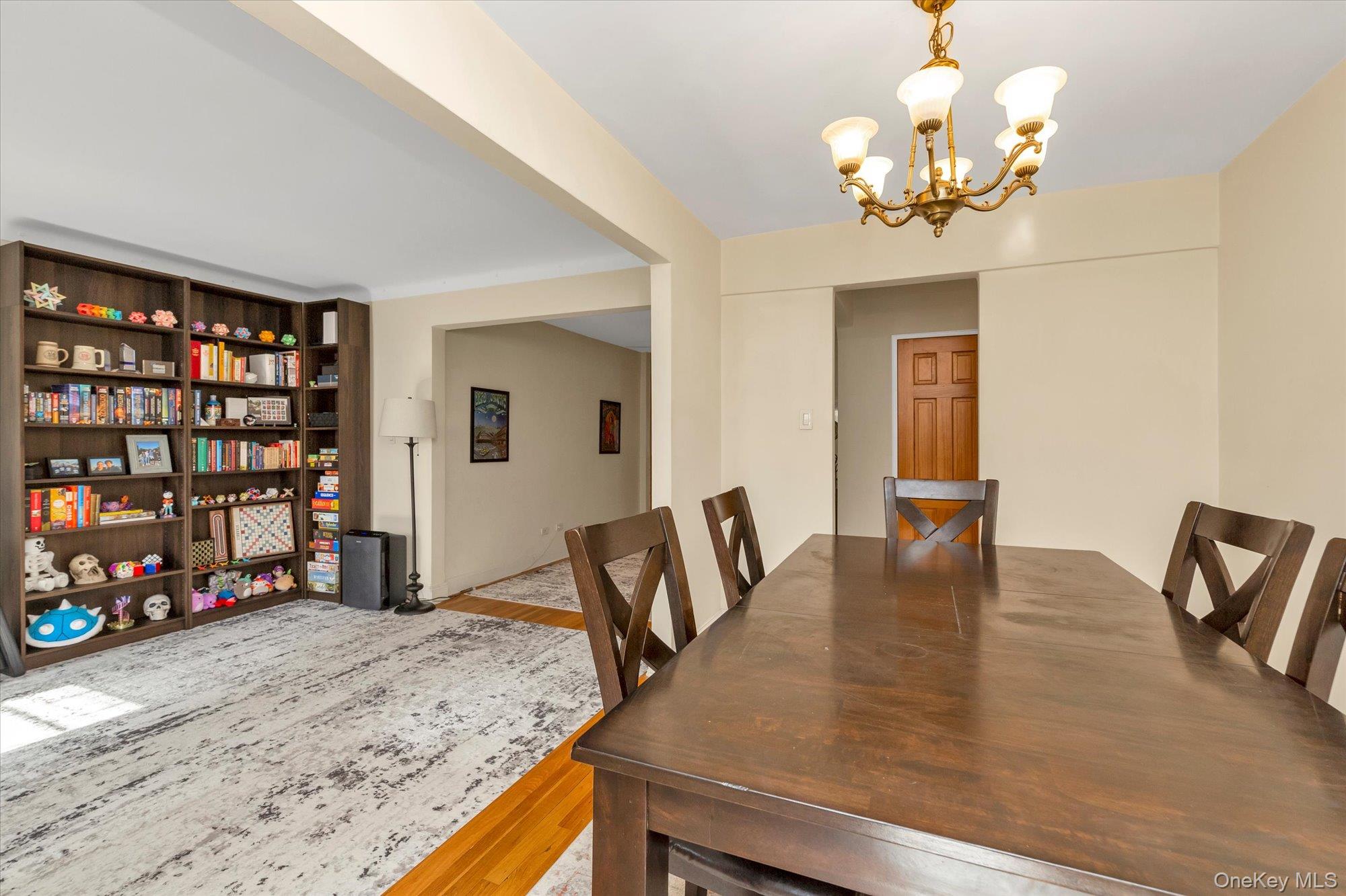 #7 photo, 67-12 Yellowstone Boulevard, קווינס Forest Hills , NY 11375