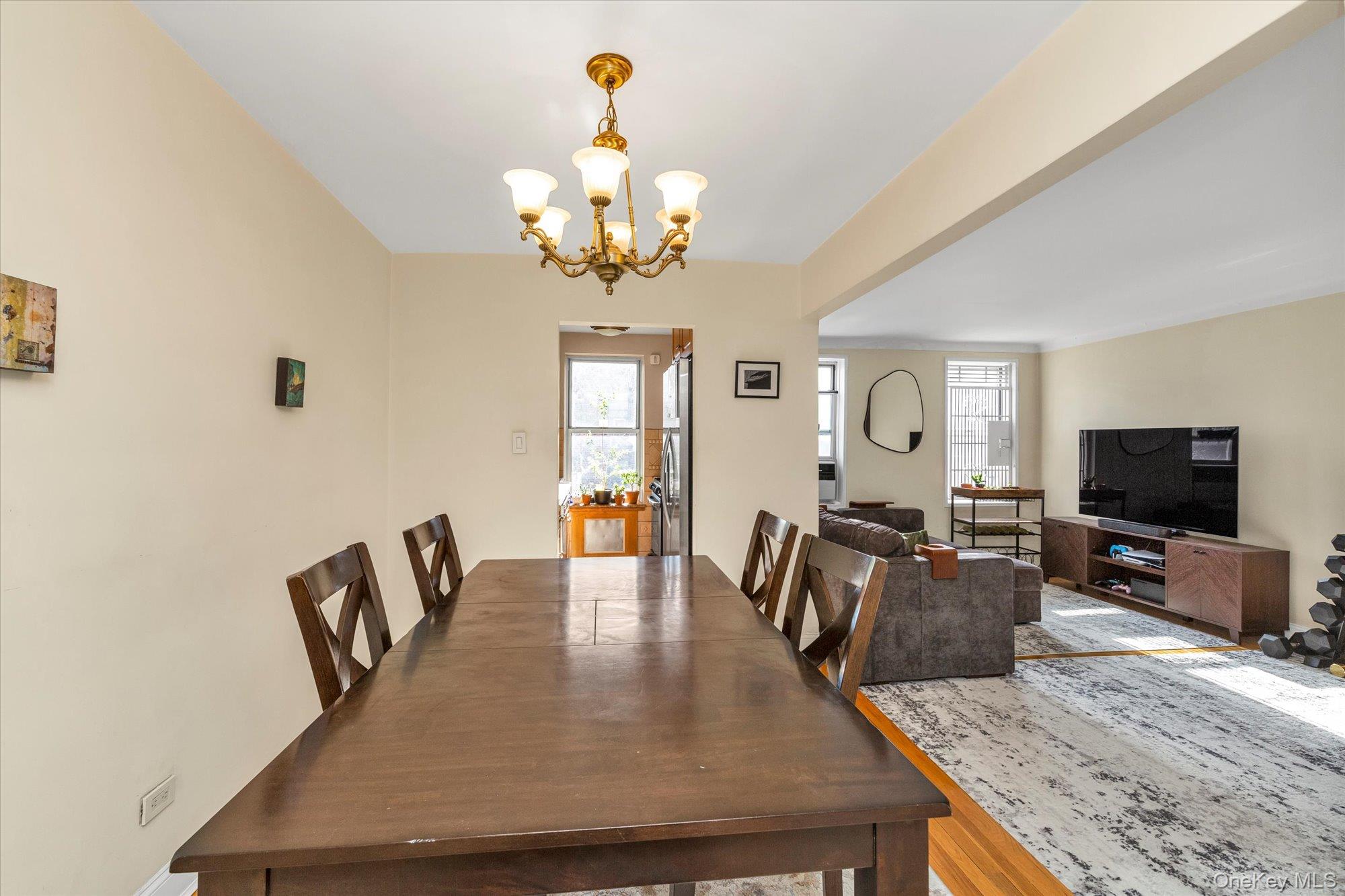 #8 photo, 67-12 Yellowstone Boulevard, קווינס Forest Hills , NY 11375