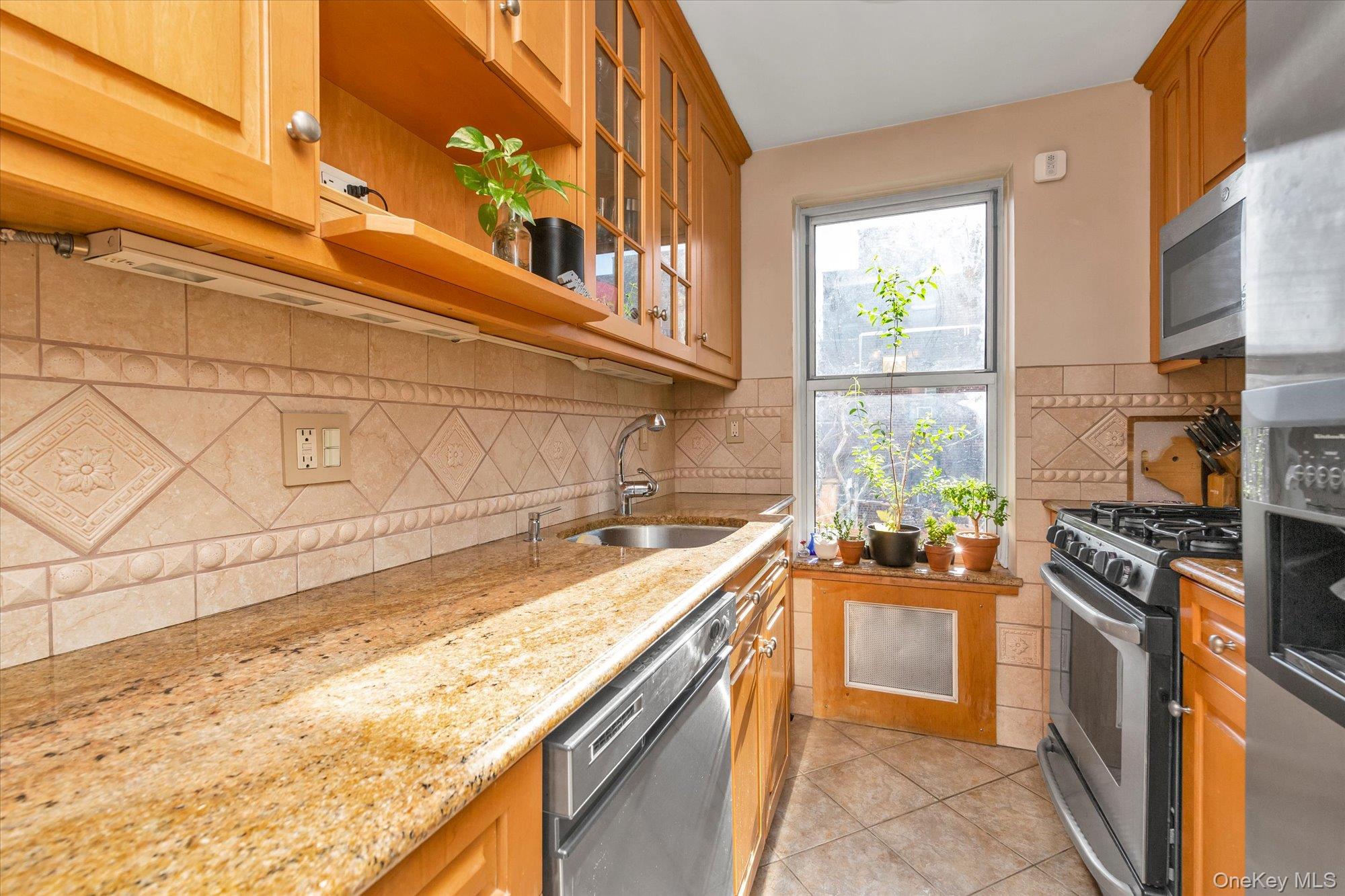 #9 photo, 67-12 Yellowstone Boulevard, קווינס Forest Hills , NY 11375