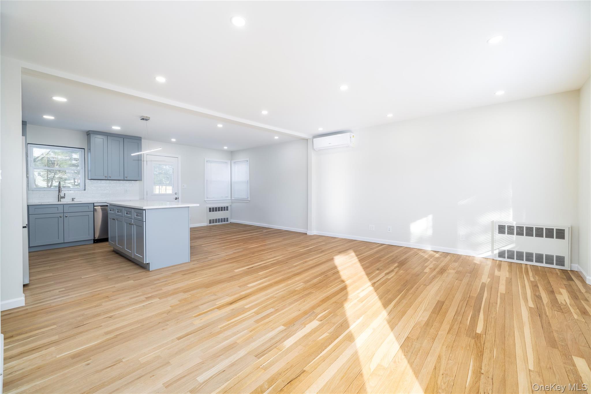 #16 photo, 29 West Avenue, Hicksville , NY 11801