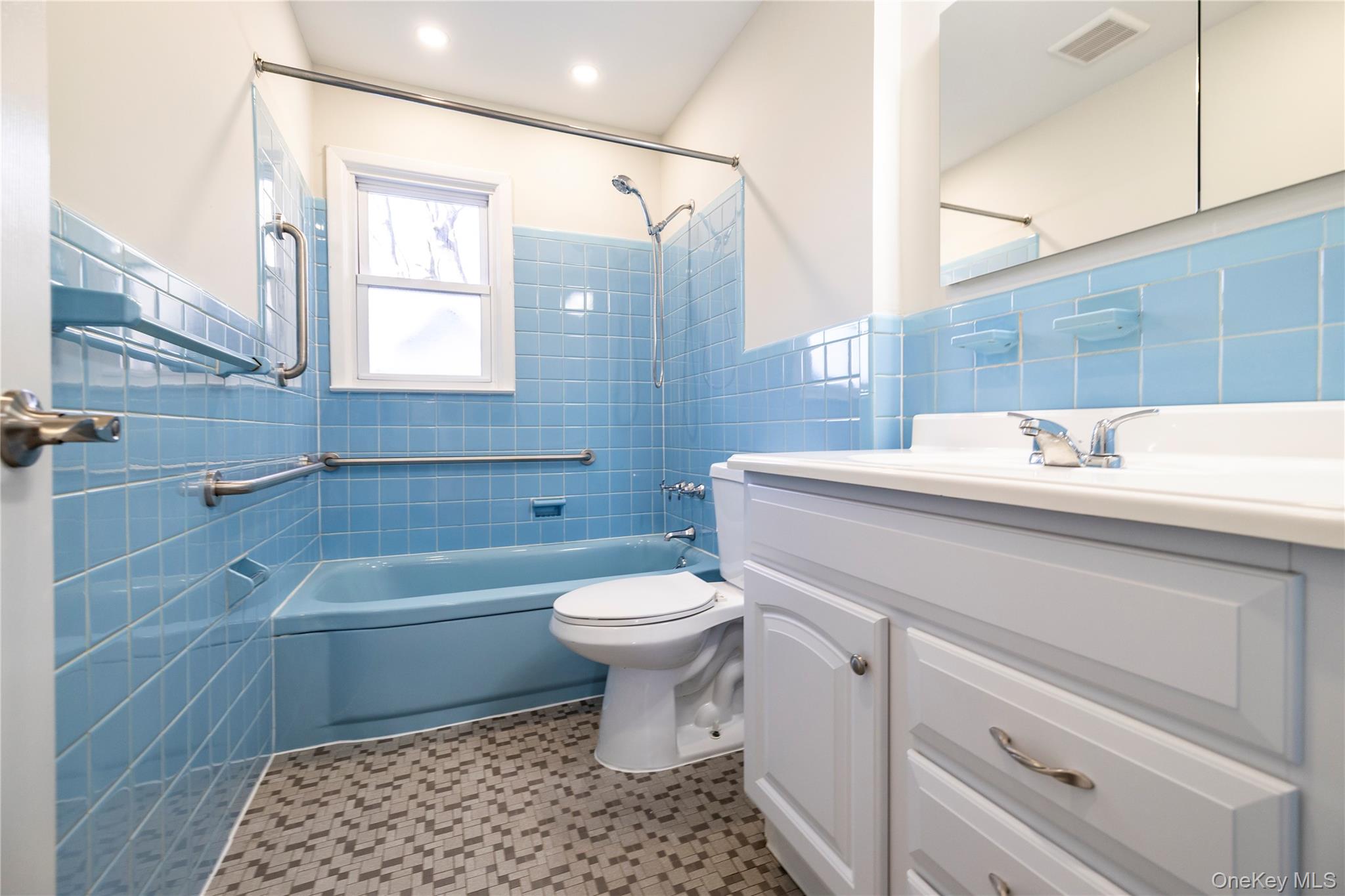 #7 photo, 29 West Avenue, Hicksville , NY 11801