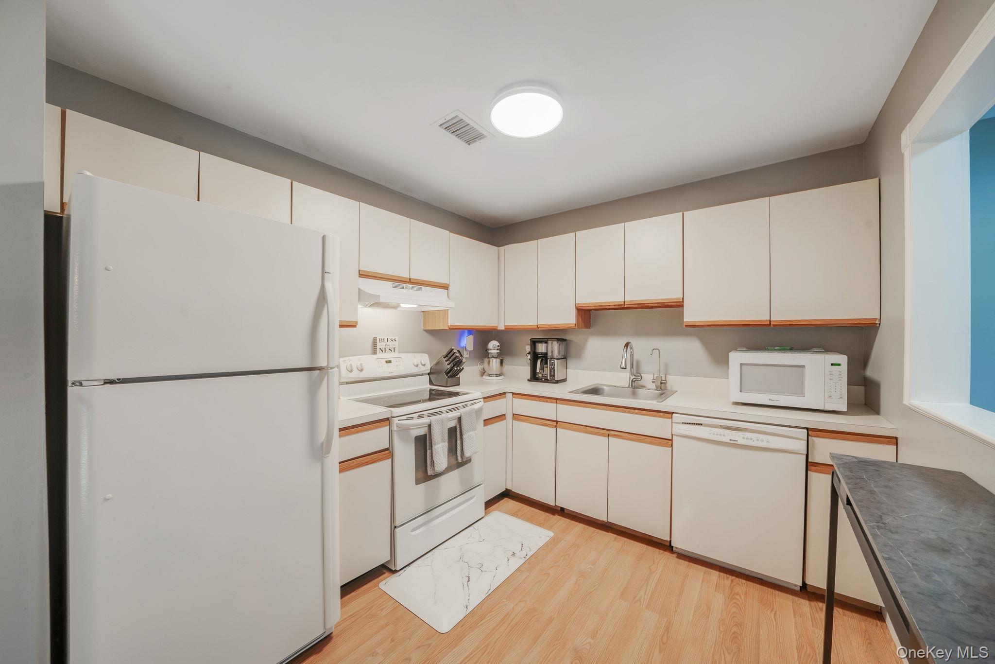 #7 photo, 852 Skyline Drive, מחוז סאפוק Coram , NY 11727