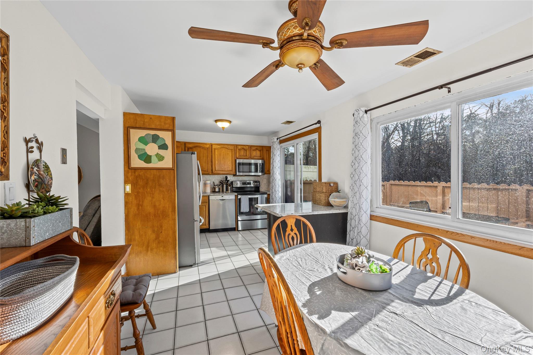 #11 photo, 52 Briar Hill Court, מחוז סאפוק Middle Island , NY 11953