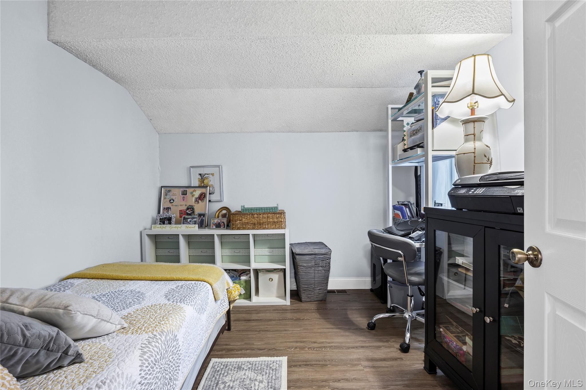 #18 photo, 52 Briar Hill Court, מחוז סאפוק Middle Island , NY 11953