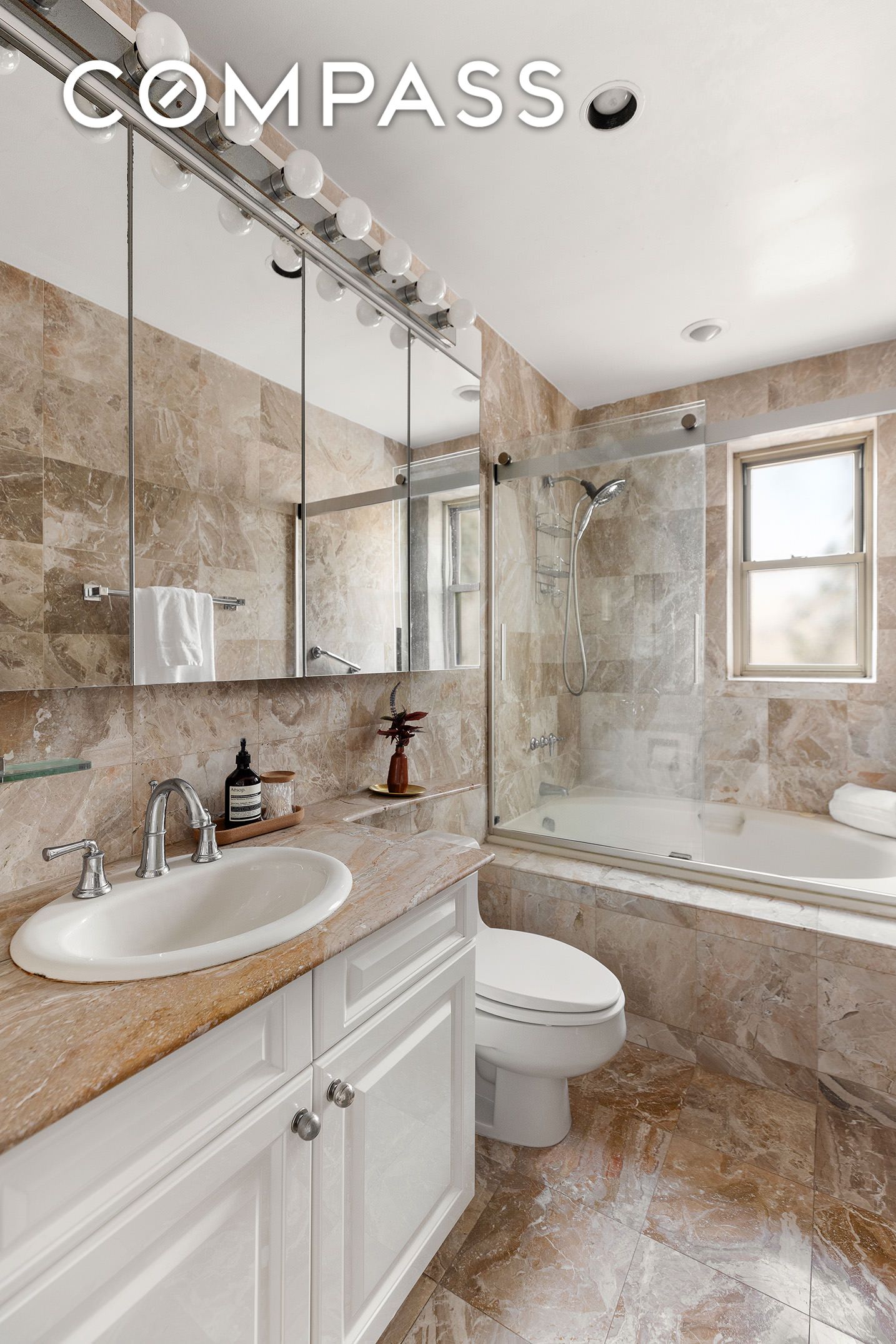 #11 photo, 415 E 52nd Street, 맨해튼 Midtown East , NY 10022