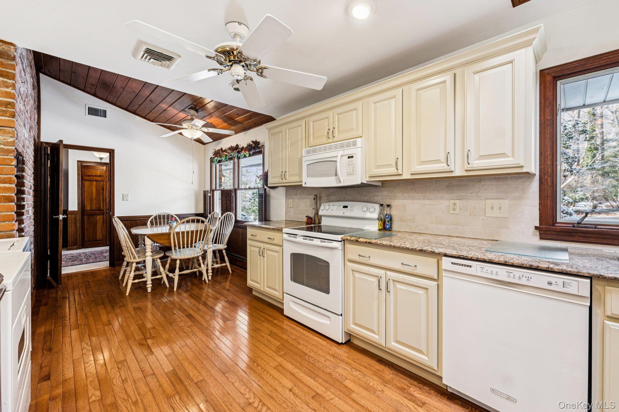 #19 photo, 11 Lodge Ln, Саффолк ‖ Belle Terre , NY 11777