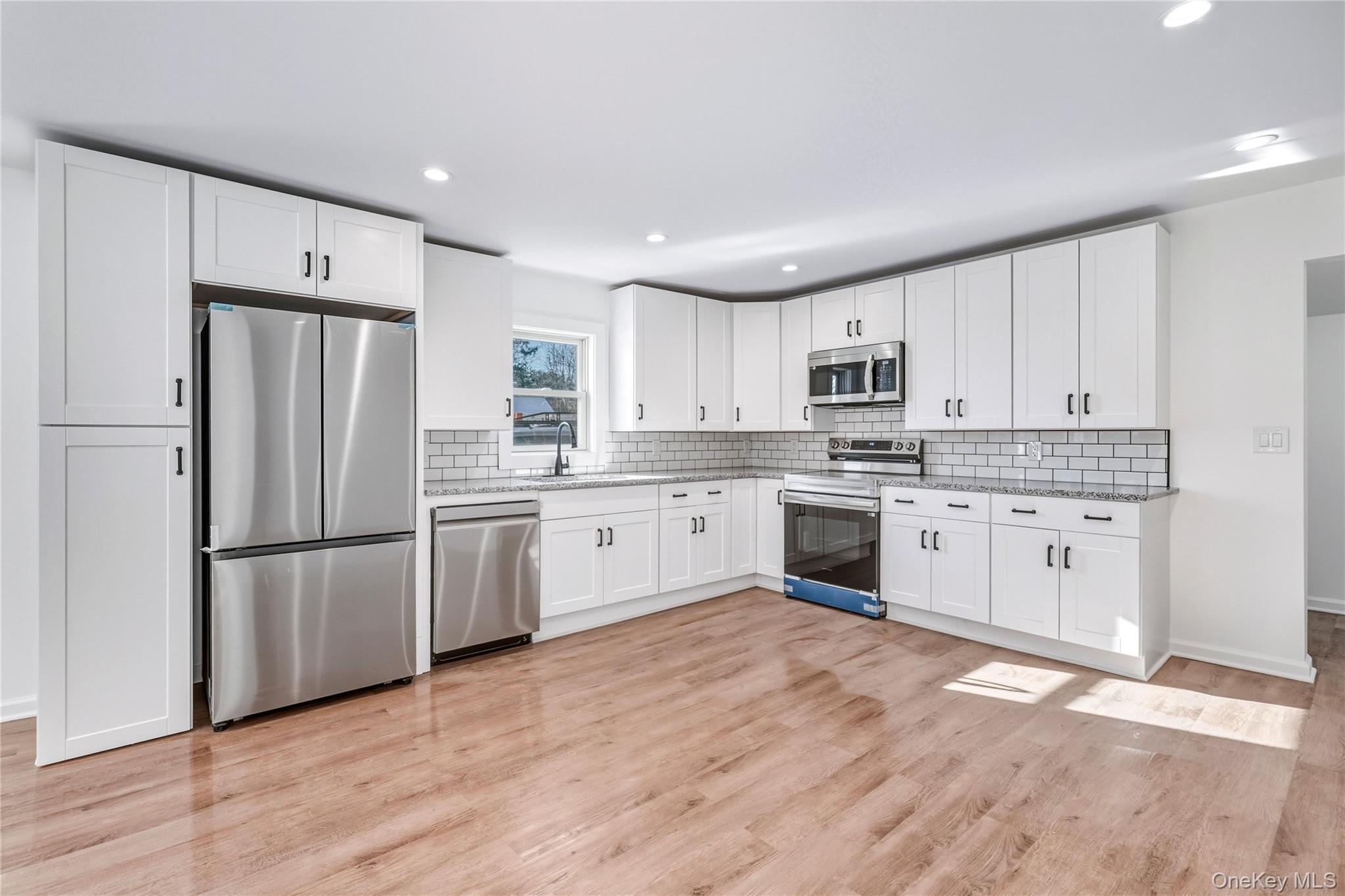 #10 photo, 450 Munsell Road, מחוז סאפוק East Patchogue , NY 11772