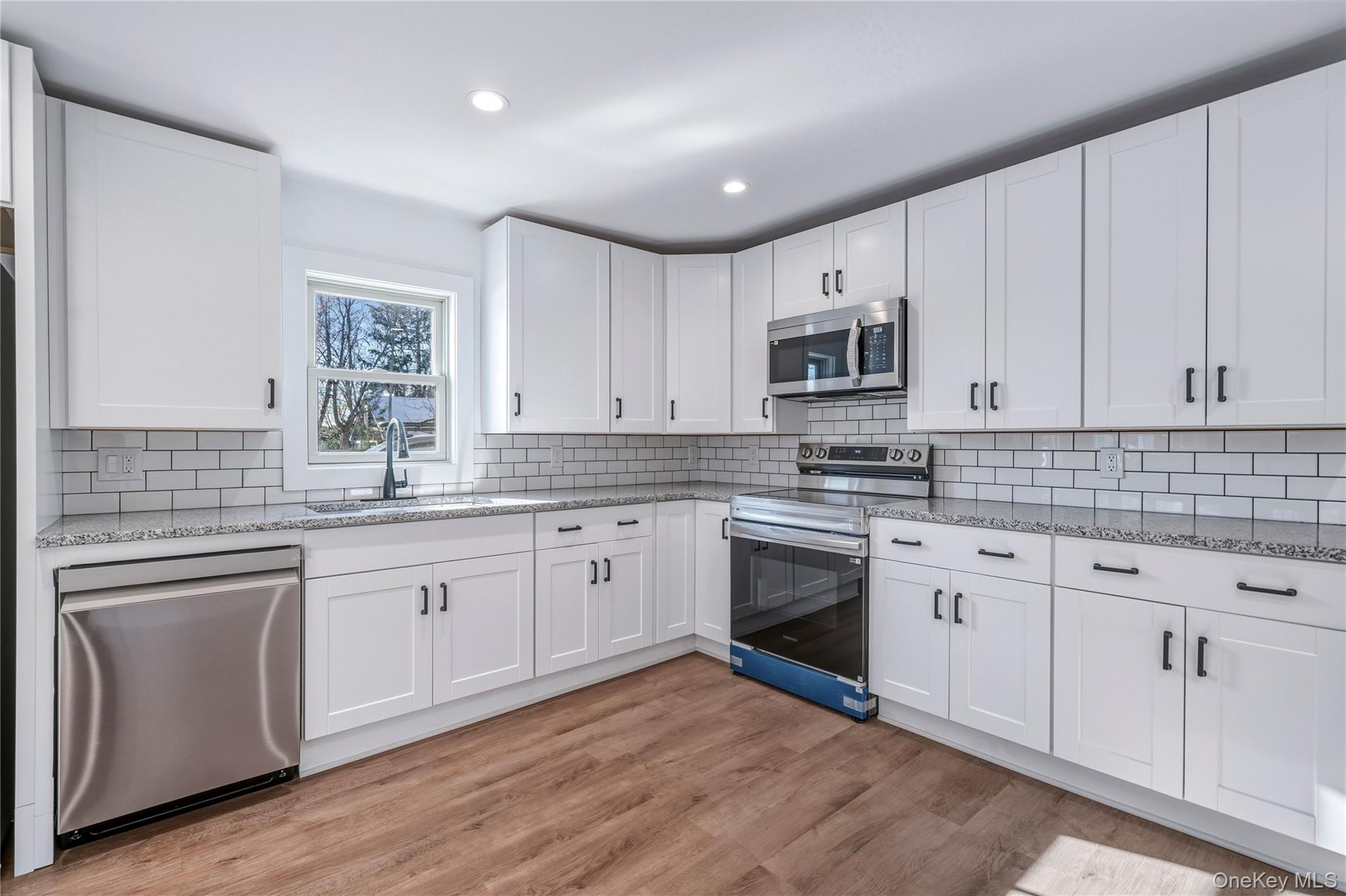 #13 photo, 450 Munsell Road, מחוז סאפוק East Patchogue , NY 11772