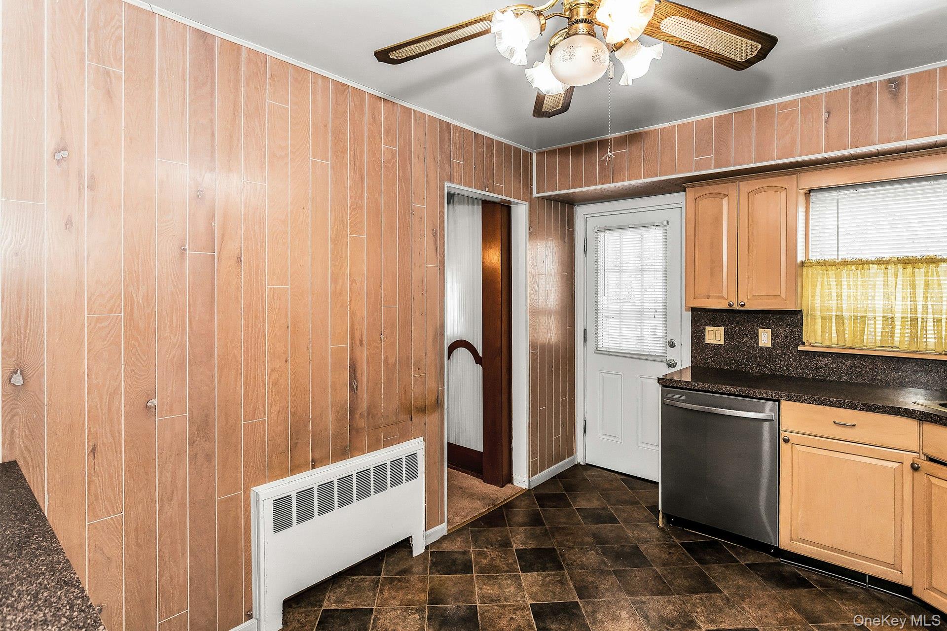 #8 photo, 562 Arcadian Avenue, מחוז נסאו Valley Stream , NY 11580