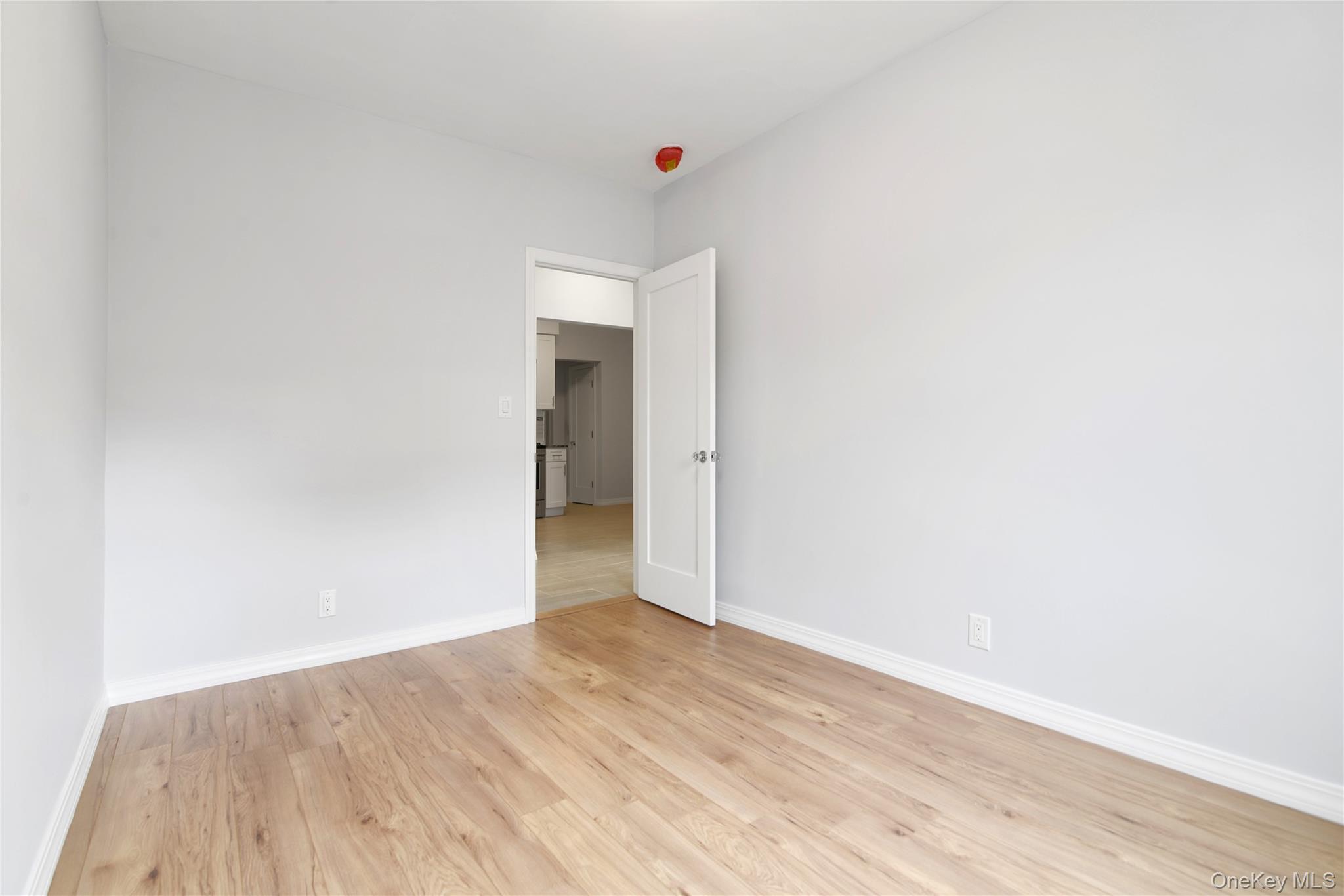 #5 photo, 2169 45th Street, Куинс ‖ Astoria , NY 11105