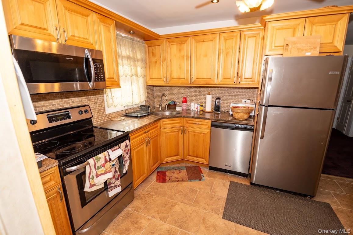 #4 photo, 385 Beacon Avenue, Lindenhurst , NY 11757