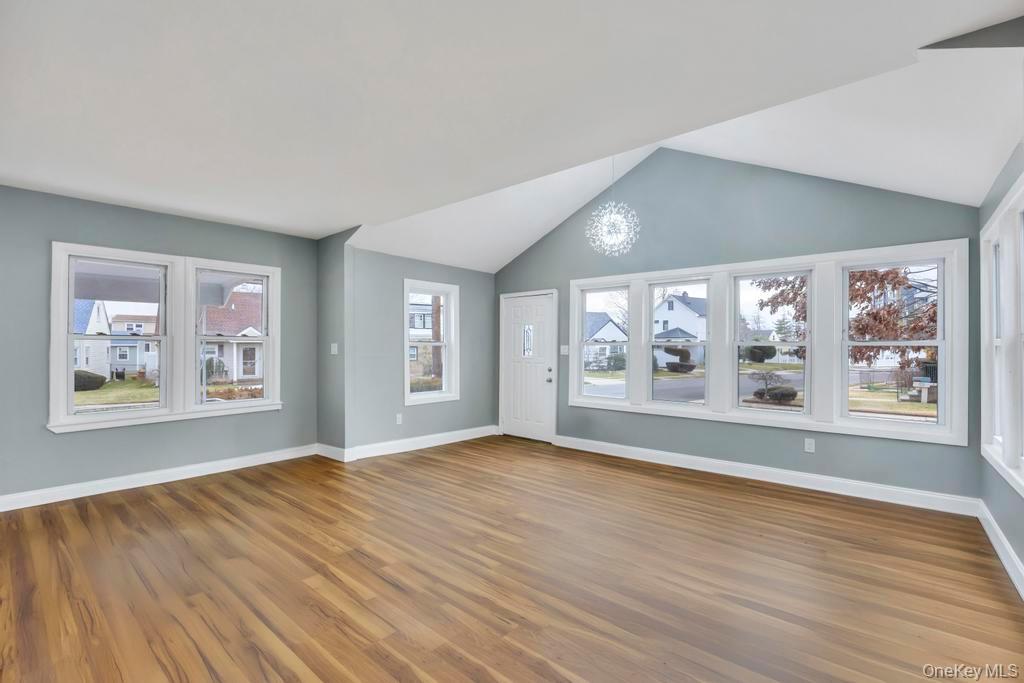 #3 photo, 17 Sapir Street, नासाउ काउंटी Valley Stream , NY 11580