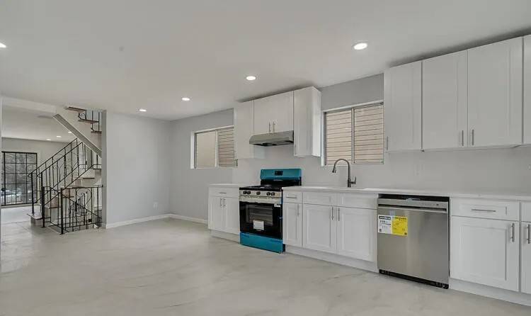 #1 photo, 25 Geyser Dr, Staten Island , NY 10312