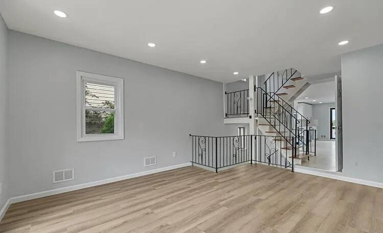 #2 photo, 25 Geyser Dr, Staten Island , NY 10312