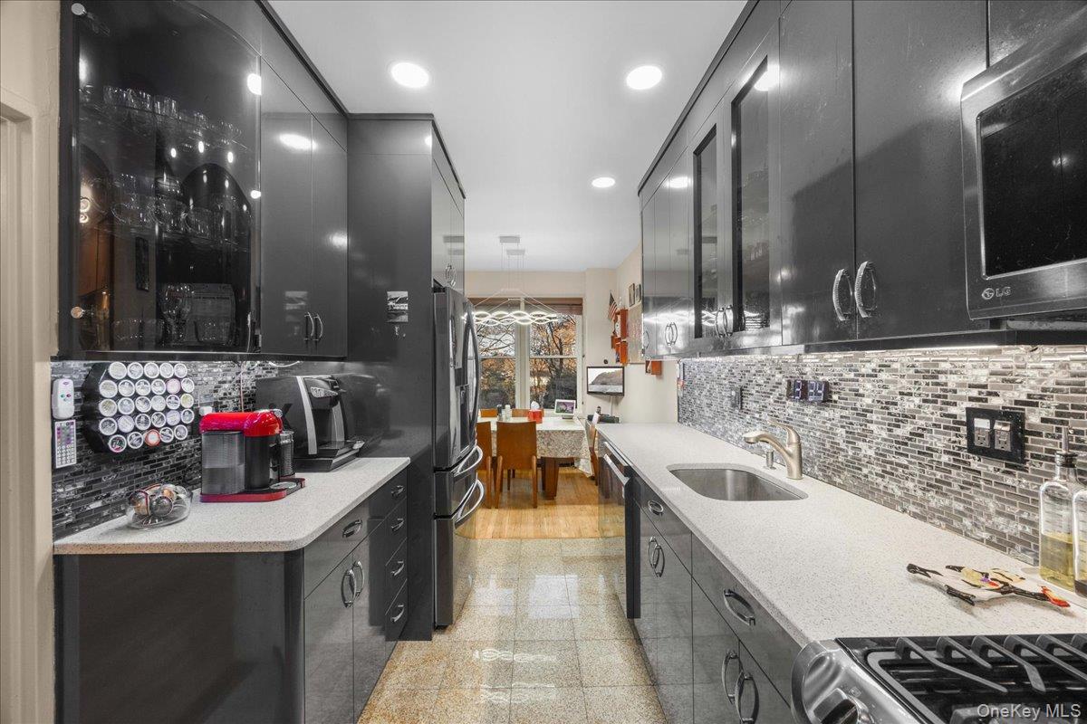 #11 photo, 1015 Old Post Road, Mamaroneck , NY 10543