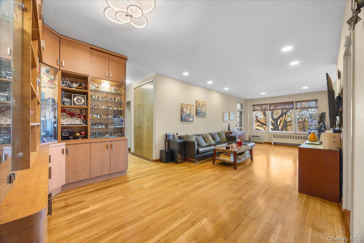 #2 photo, 1015 Old Post Road, Mamaroneck , NY 10543