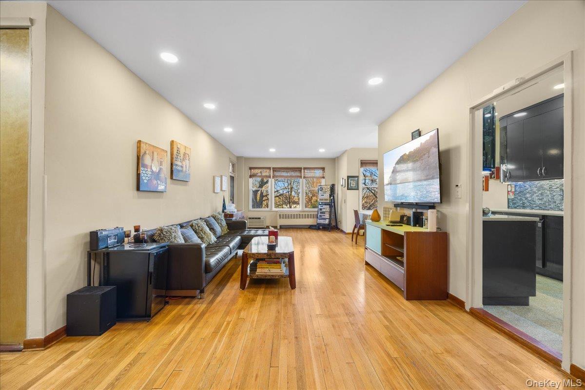 #3 photo, 1015 Old Post Road, Mamaroneck , NY 10543