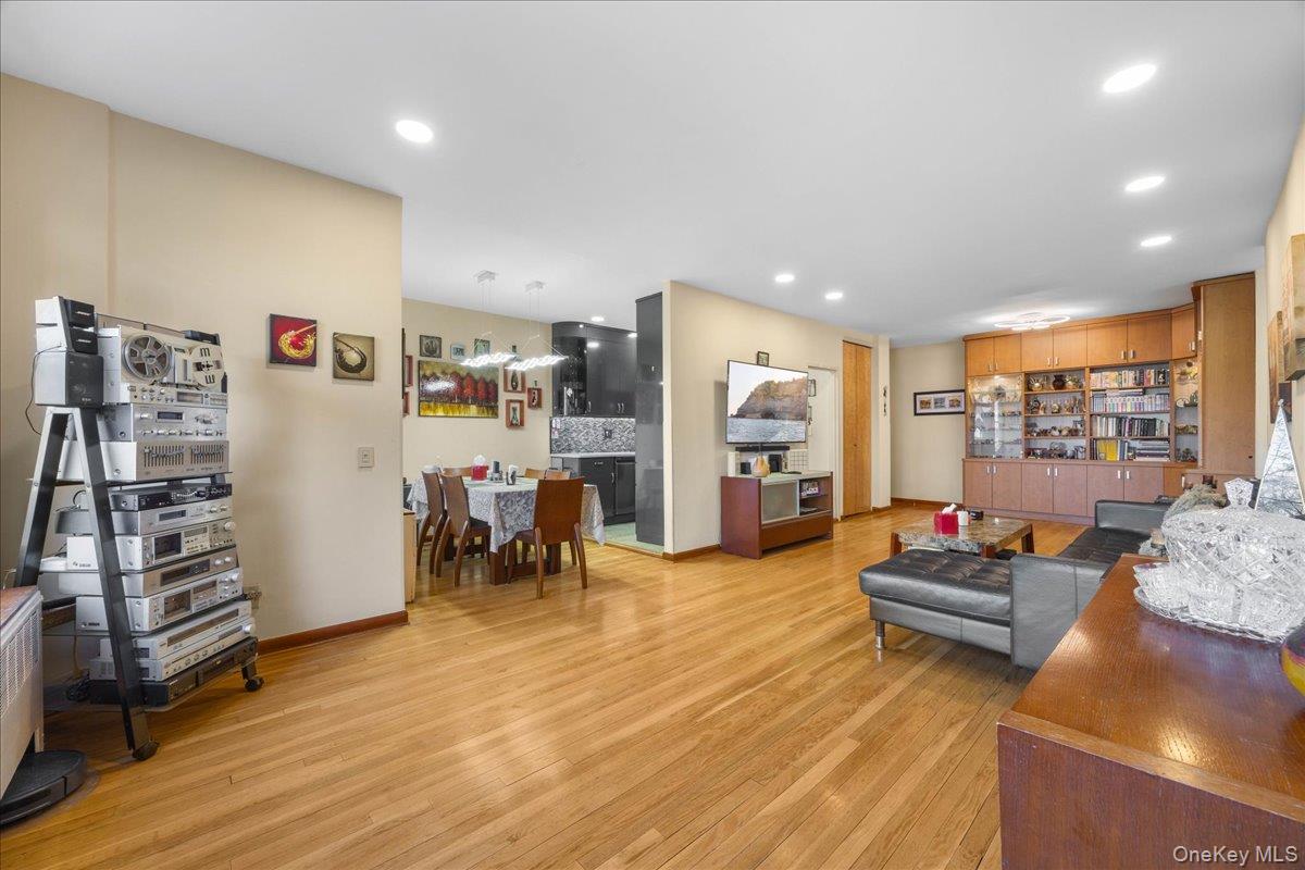 #4 photo, 1015 Old Post Road, Mamaroneck , NY 10543