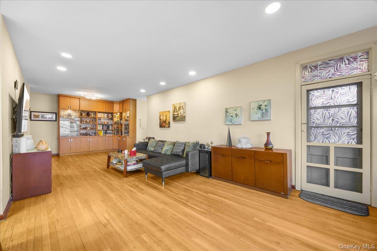 #6 photo, 1015 Old Post Road, Mamaroneck , NY 10543