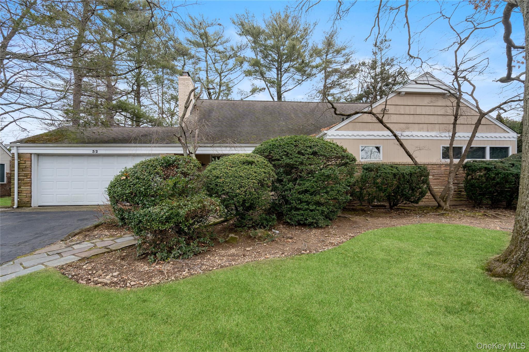 #1 photo, 32 Arbor Road, Нассау ‖ East Hills , NY 11577