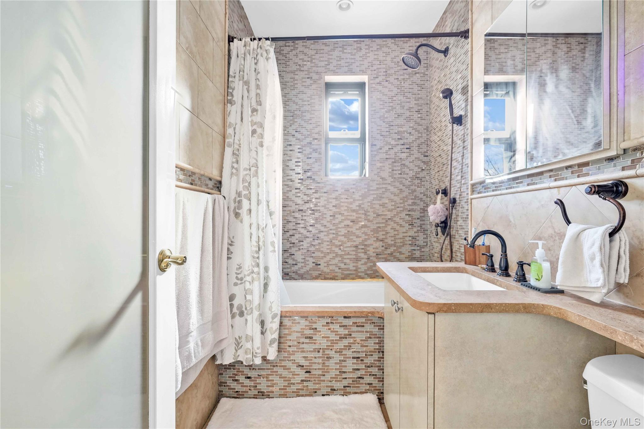 #13 photo, 2235 75th Street, Куинс ‖ East Elmhurst , NY 11370