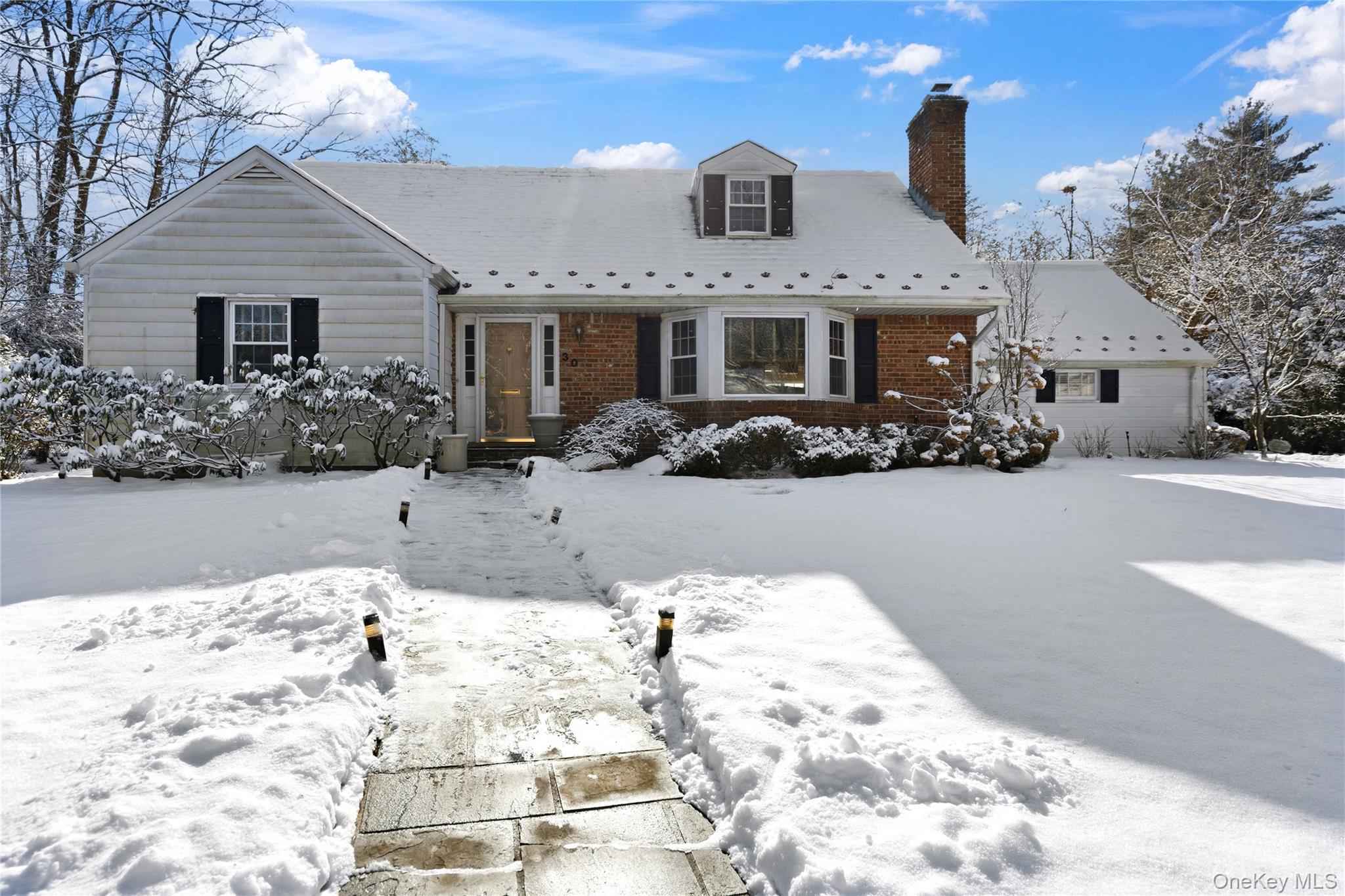 #2 photo, 30 Glenwood Lane, Нассау ‖ East Hills , NY 11577