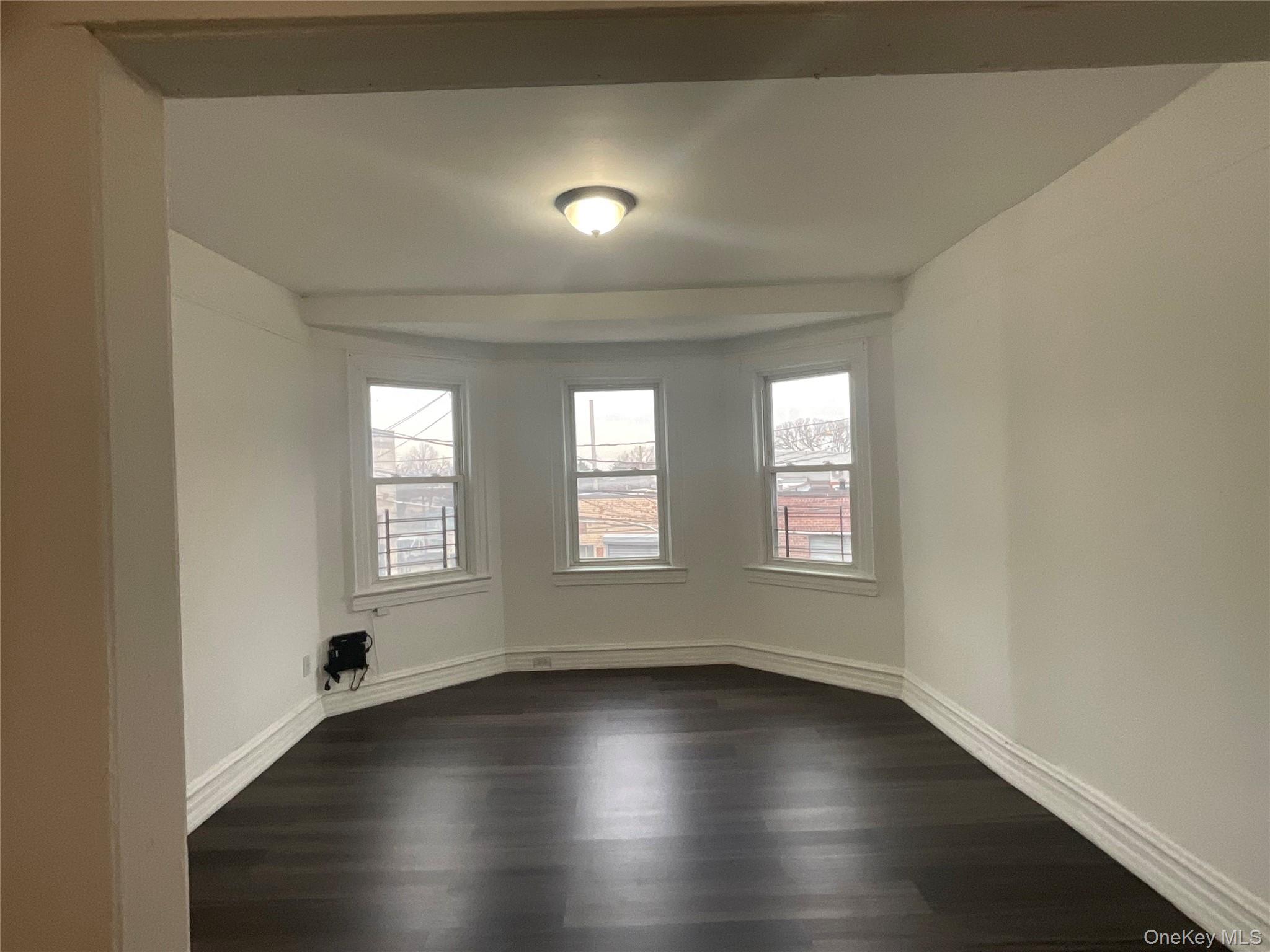 #1 photo, 5906 59th Drive, Куинс ‖ Maspeth , NY 11378