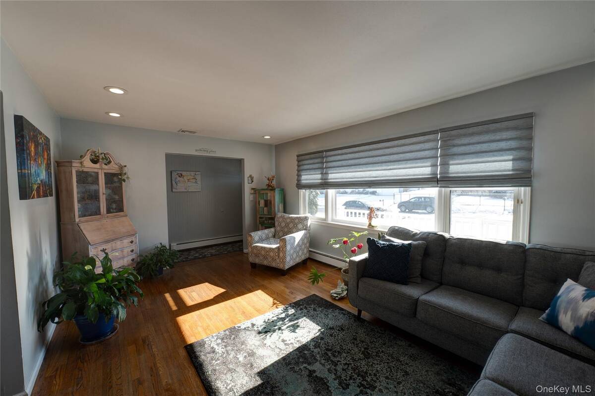 #7 photo, 221 Young Street, 东长岛 West Babylon , NY 11704