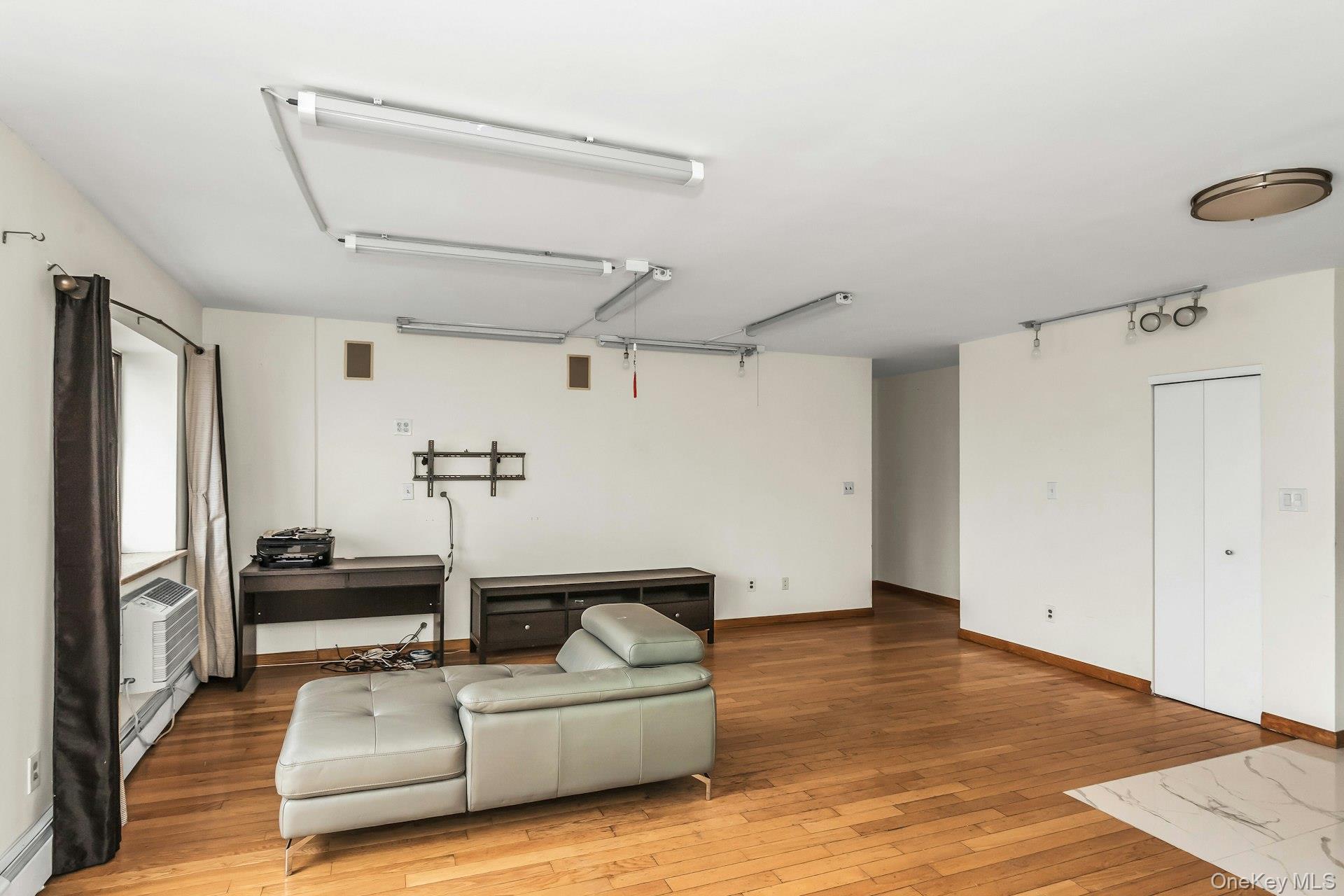 #9 photo, 147-45 Barclay Avenue, Flushing , NY 11355