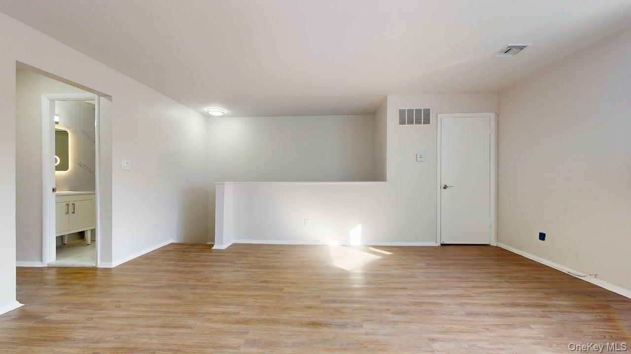 #4 photo, 110-41 62nd Drive, कुईंस Forest Hills , NY 11375