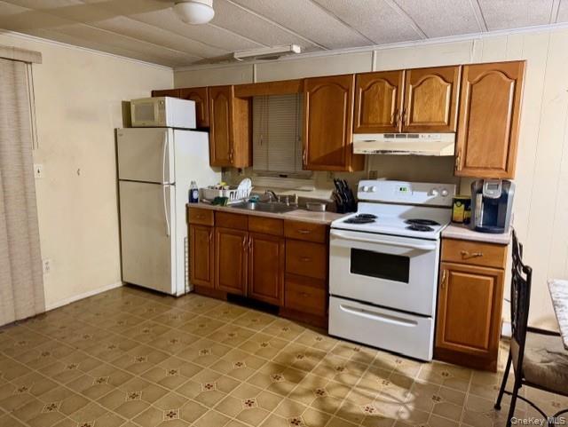 #4 photo, 42 Village Circle, Manorville , NY 11949