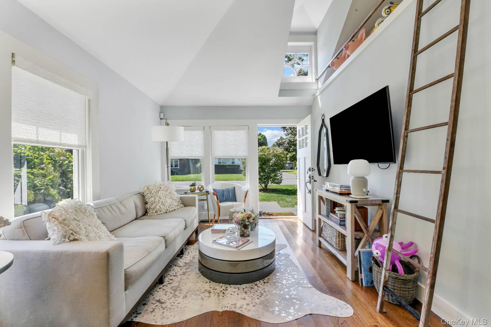 #5 photo, 10 Henry Street, Саффолк ‖ Southampton , NY 11968