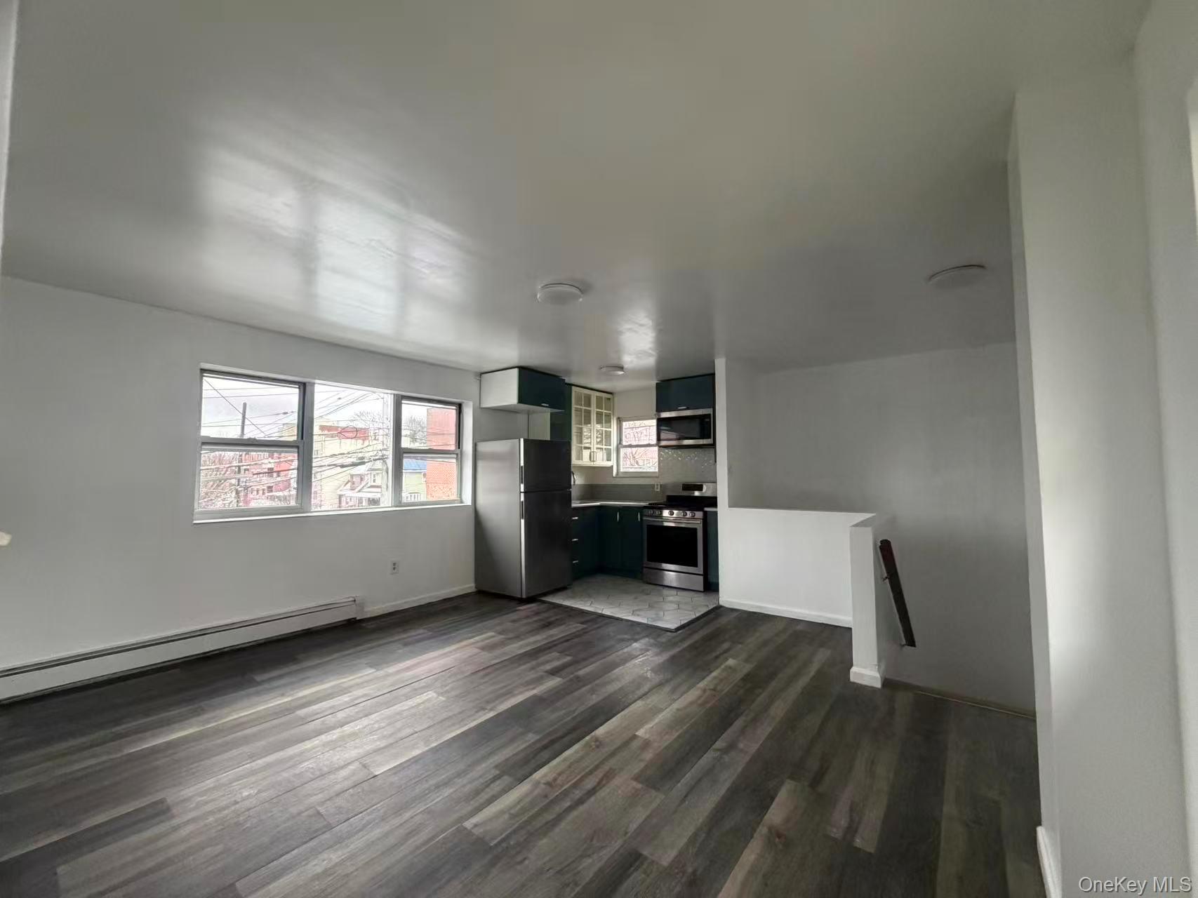 #3 photo, 37-26 112 Street, कुईंस Corona , NY 11368