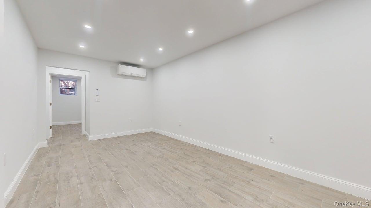 #1 photo, 72-17 66th Place, कुईंस Glendale , NY 11385