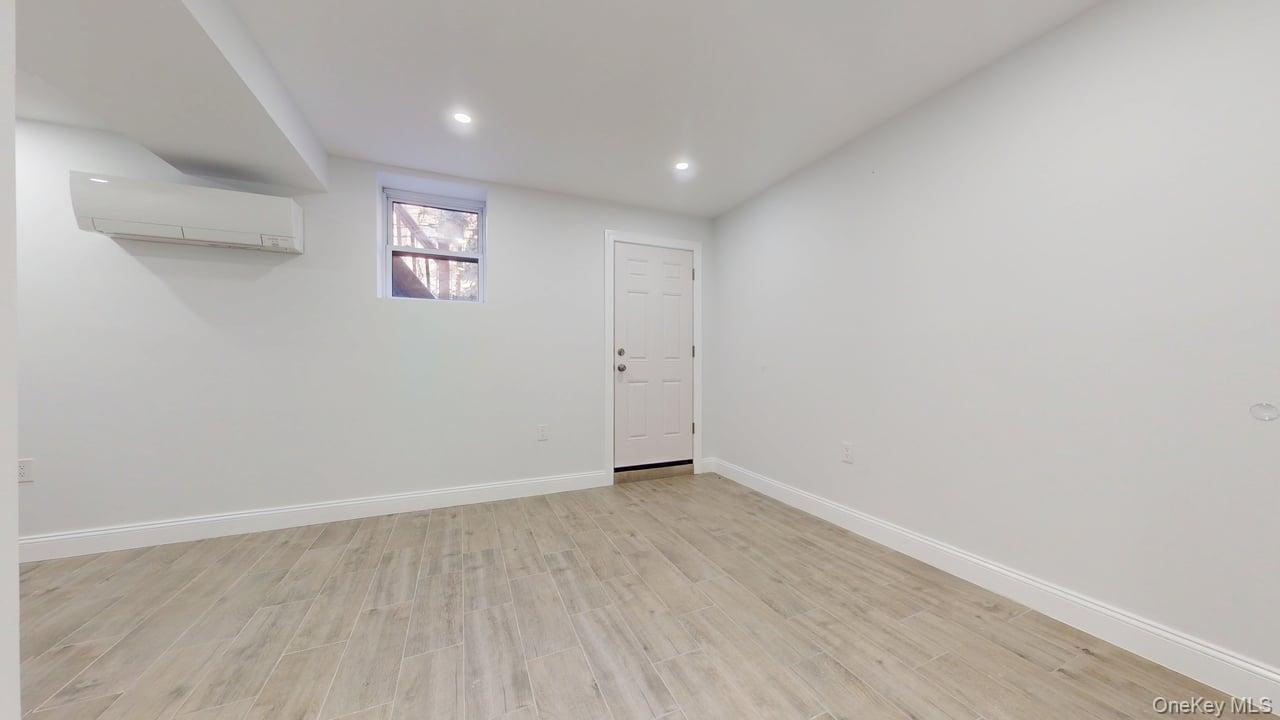 #11 photo, 72-17 66th Place, कुईंस Glendale , NY 11385