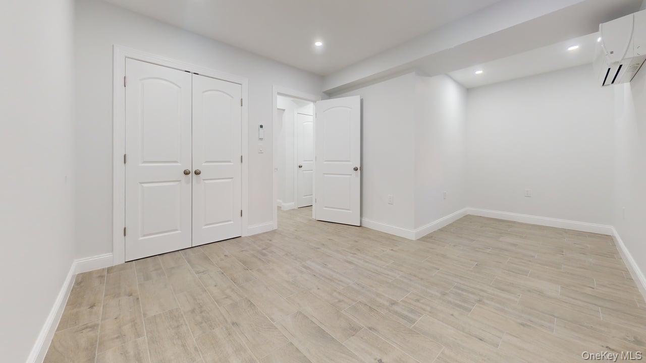 #13 photo, 72-17 66th Place, कुईंस Glendale , NY 11385