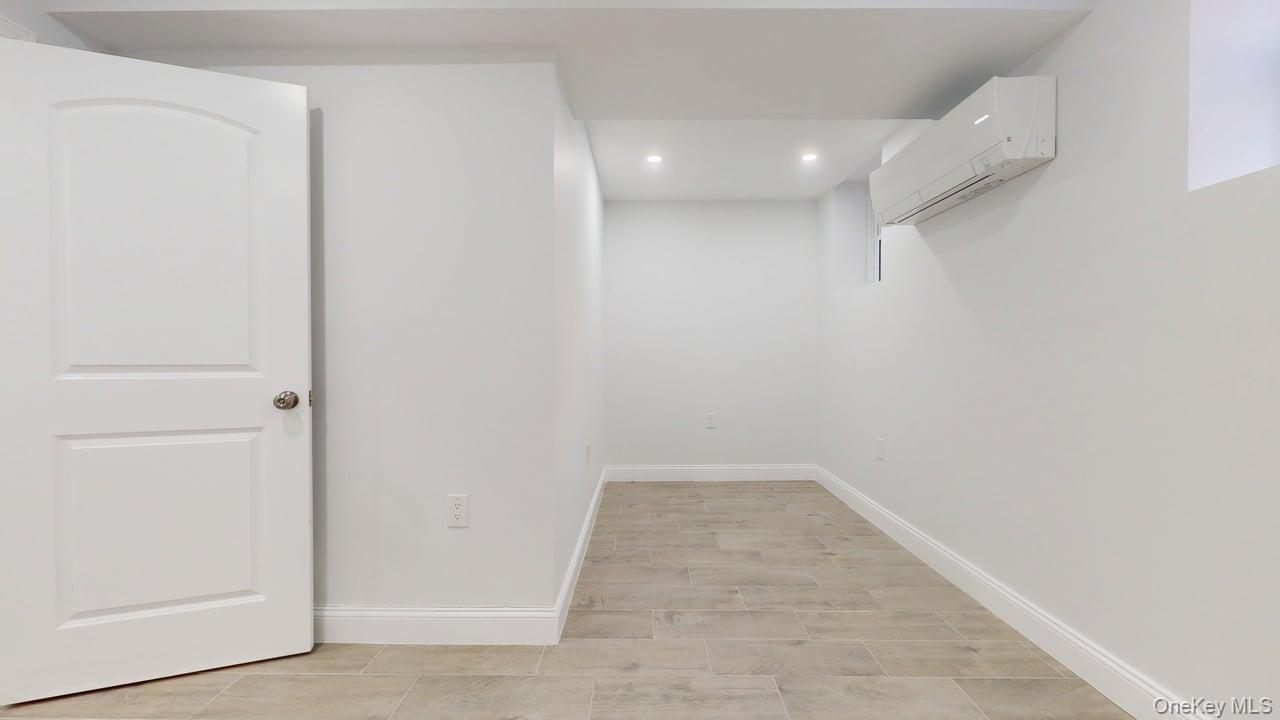 #15 photo, 72-17 66th Place, कुईंस Glendale , NY 11385