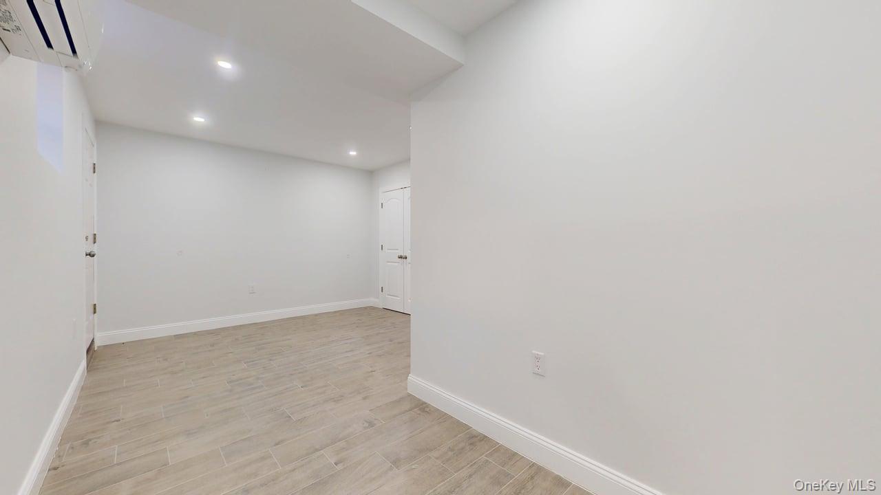 #16 photo, 72-17 66th Place, कुईंस Glendale , NY 11385