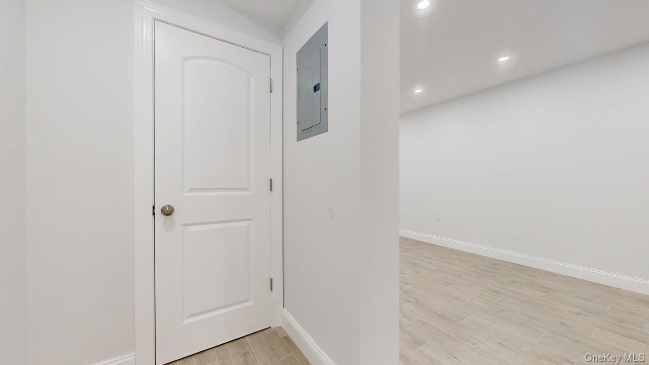 #17 photo, 72-17 66th Place, कुईंस Glendale , NY 11385