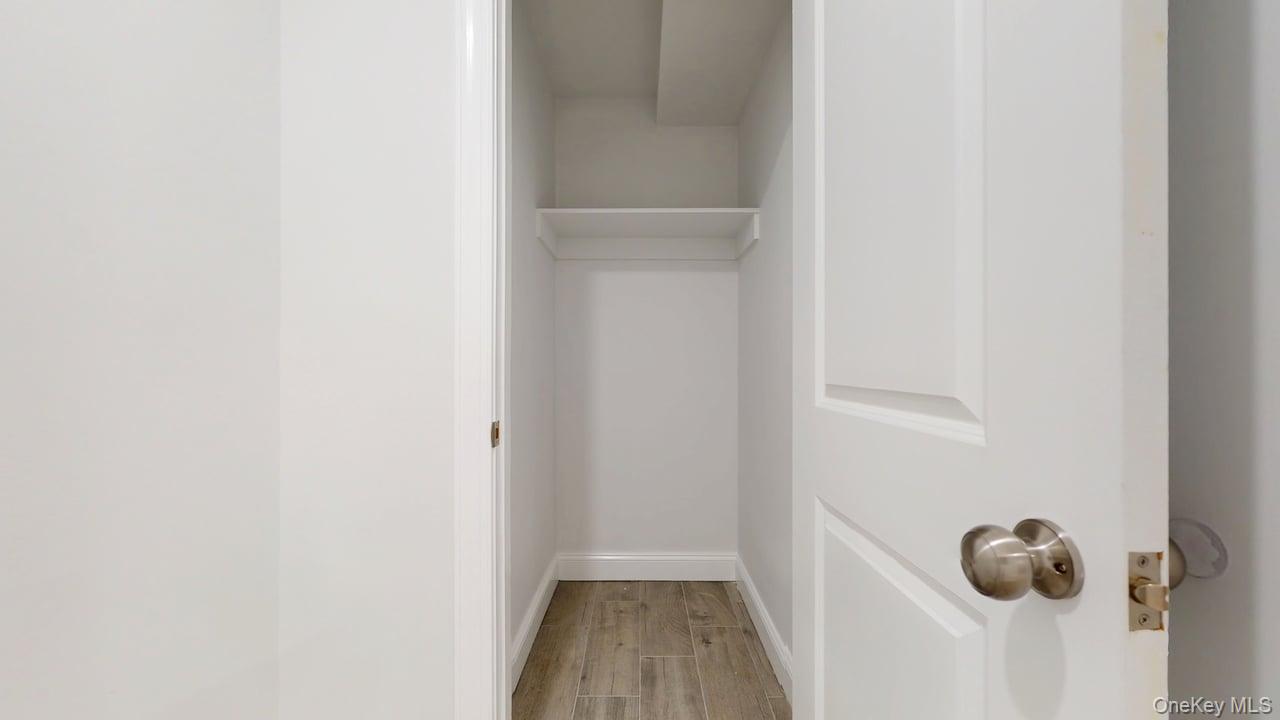 #18 photo, 72-17 66th Place, कुईंस Glendale , NY 11385